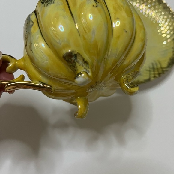 Vintage Yellow Gold Fluted  Tea Cup And Saucer Fruit 3 Legged Cup Made In Japan - Picture 7 of 8